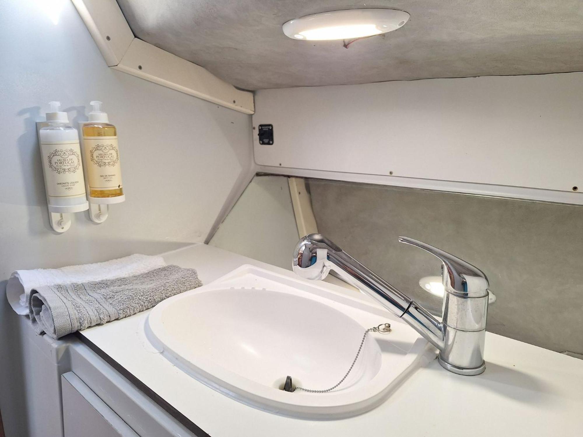 Be Local - Sleep Aboard The Santa Maria Sailing Boat In Lisbon Apartment Exterior foto