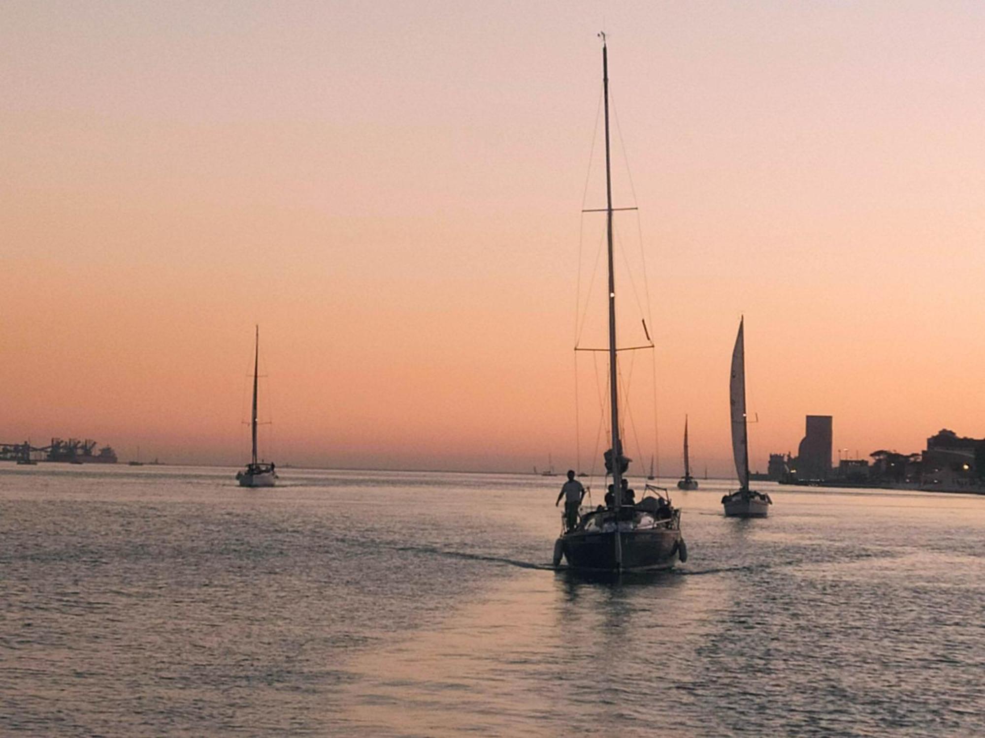 Be Local - Sleep Aboard The Santa Maria Sailing Boat In Lisbon Apartment Exterior foto